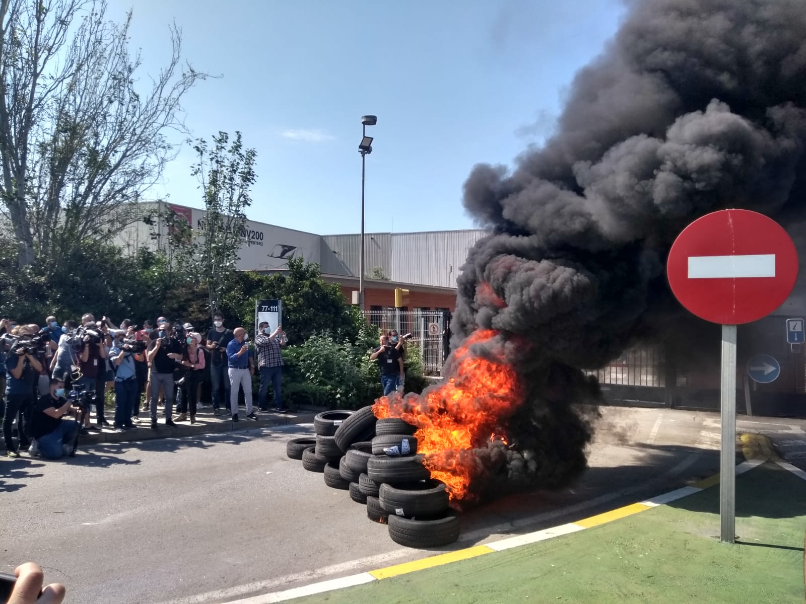 Burning tires outside Nissan's plant in Barcelona, on May 28, 2020 (by Lorcan Doherty)